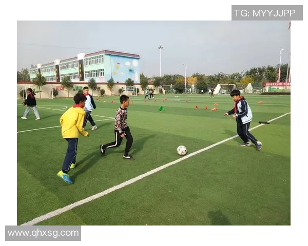 足球明星童年回忆小孩子们在绿茵场上追逐梦想的快乐时光